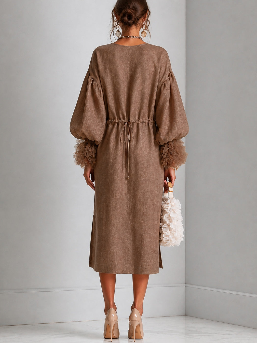 Vestido midi marrón con cintura ajustable, manga farol y puños de volante plisado