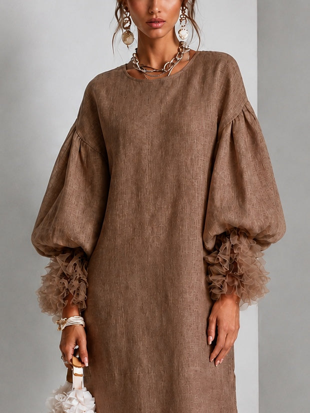 Vestido midi marrón con cintura ajustable, manga farol y puños de volante plisado