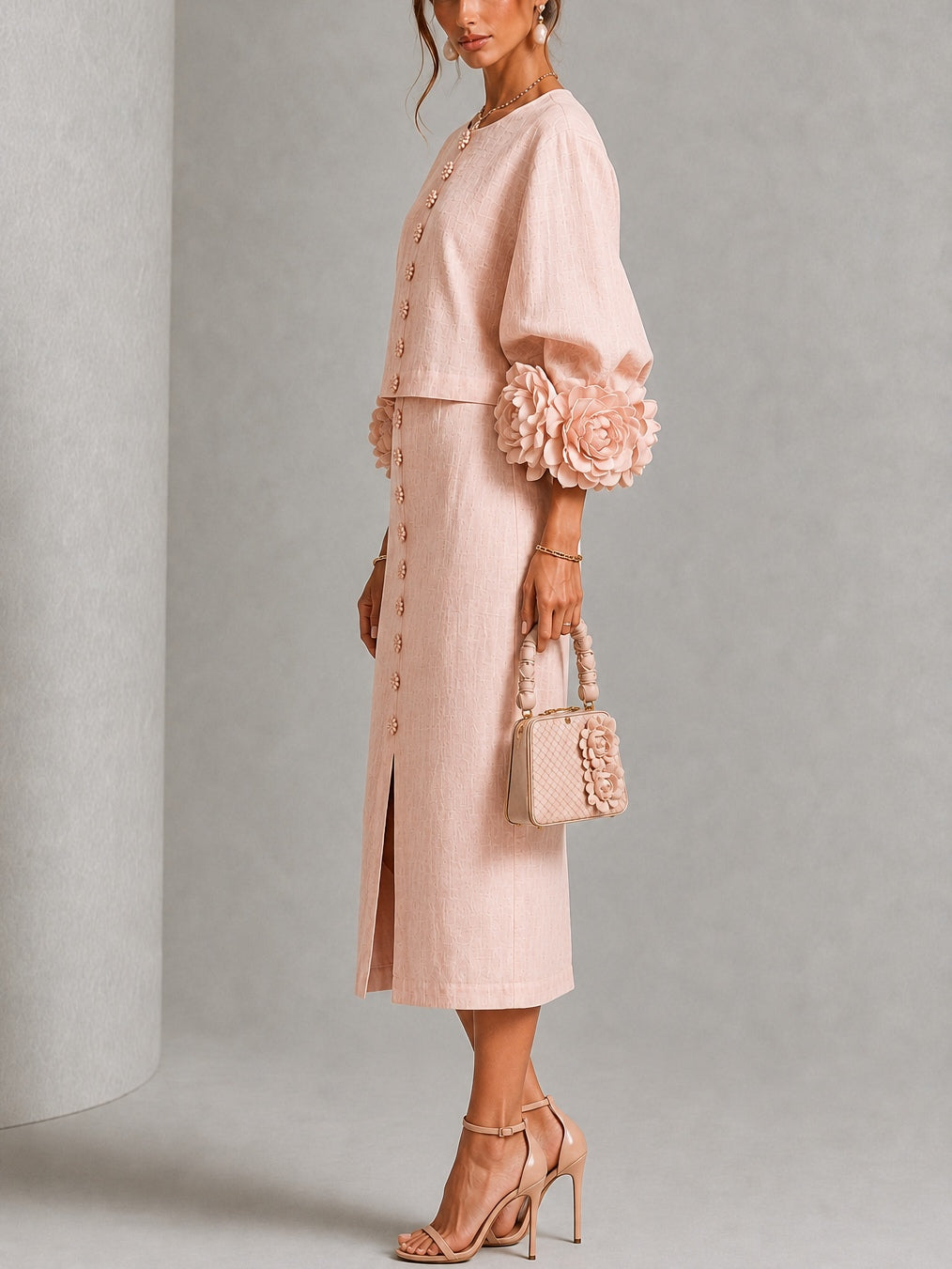 Conjunto rosa de top abotonado y falda con llamativos puños florales