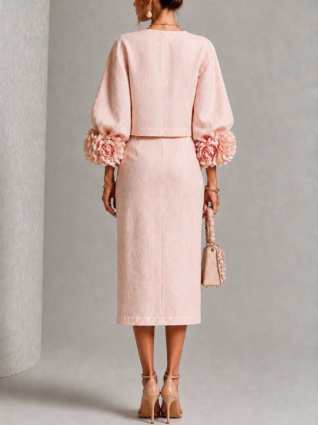 Conjunto rosa de top abotonado y falda con llamativos puños florales