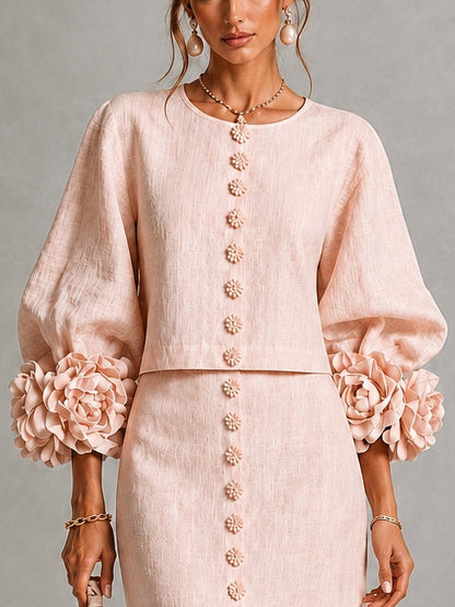 Conjunto rosa de top abotonado y falda con llamativos puños florales