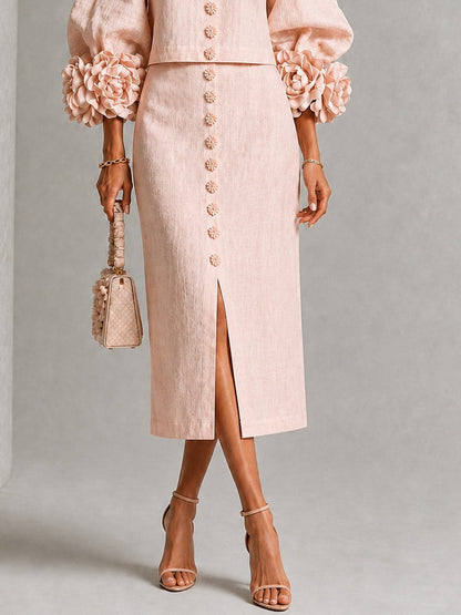 Conjunto rosa de top abotonado y falda con llamativos puños florales