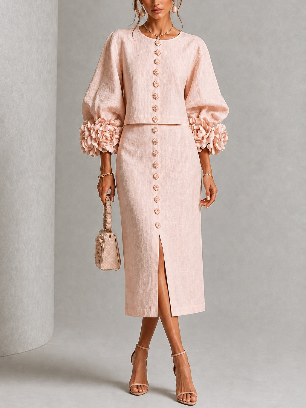 Conjunto rosa de top abotonado y falda con llamativos puños florales