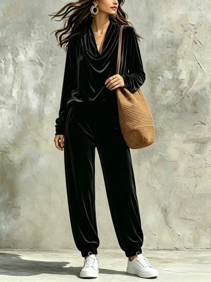 Conjunto negro de terciopelo: top de cuello desbocado y pantalón holgado con puño en el bajo