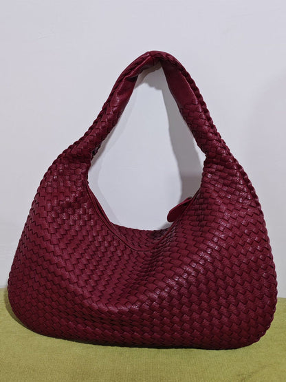 Bolso de piel trenzada a la moda