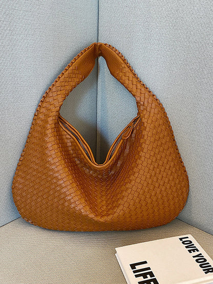 Bolso de piel trenzada a la moda