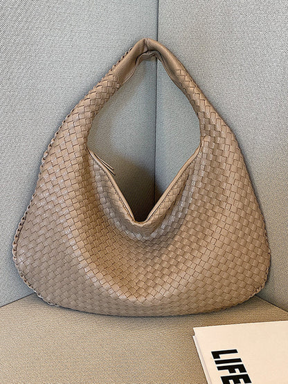 Bolso de piel trenzada a la moda