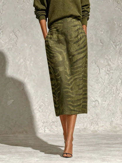 Conjunto de dos piezas: top de punto verde oliva con cuello y falda midi de lino con estampado de cebra