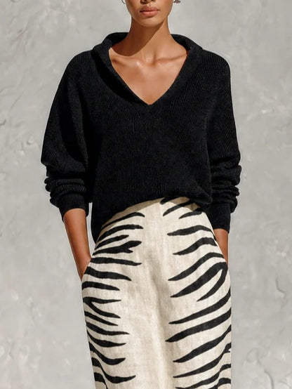 Conjunto de dos piezas: top de punto negro con cuello y falda midi de lino con estampado de cebra