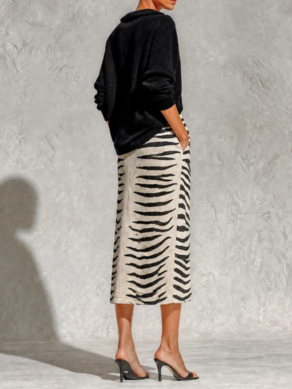 Conjunto de dos piezas: top de punto negro con cuello y falda midi de lino con estampado de cebra