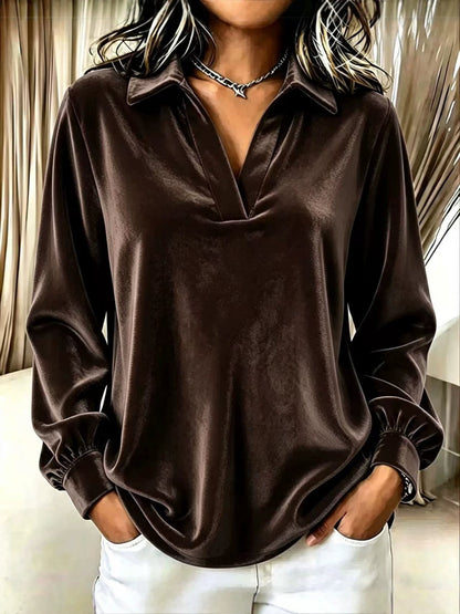 Blusa de terciopelo con cuello camisero y escote en V
