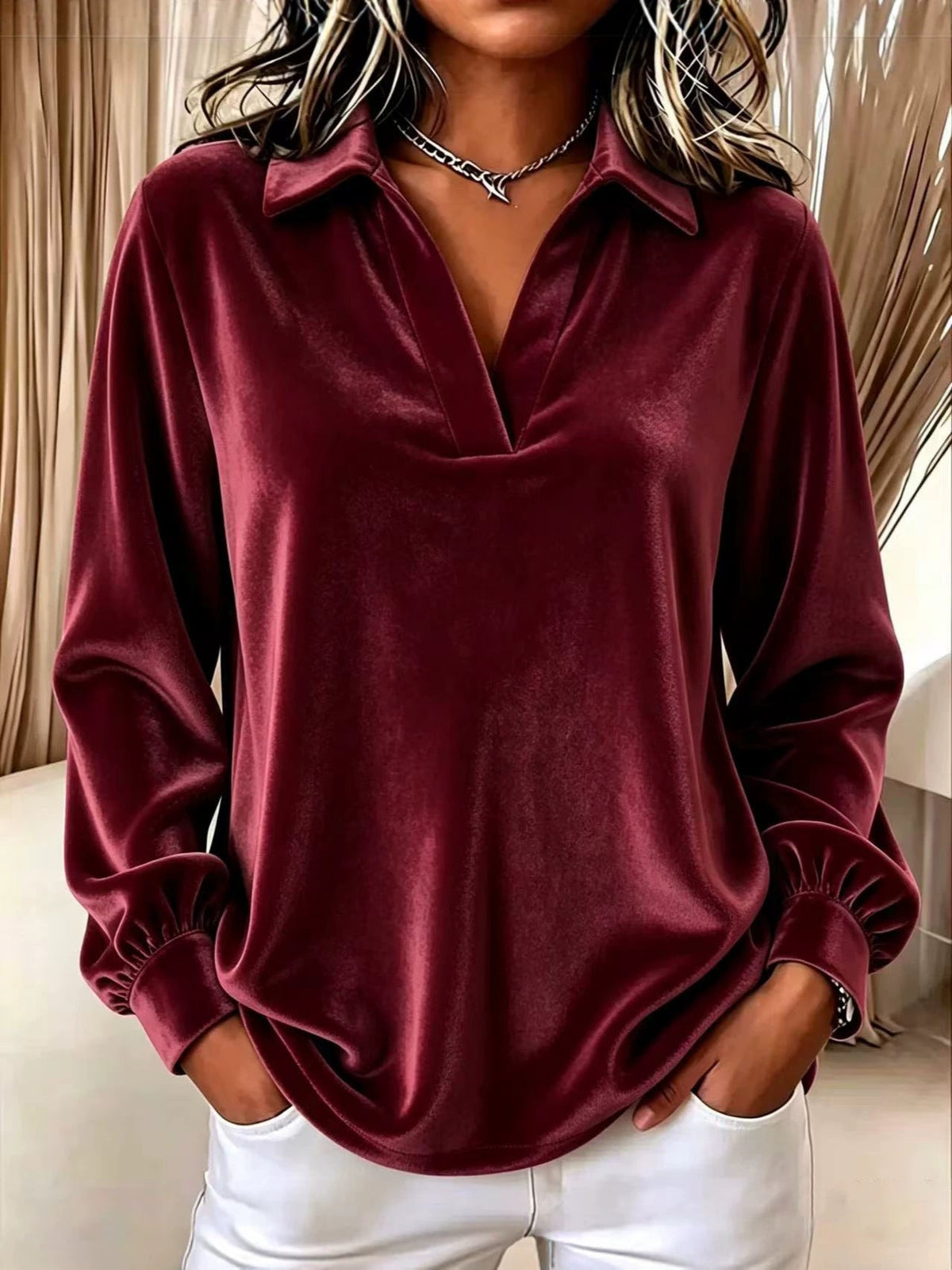 Blusa de terciopelo con cuello camisero y escote en V