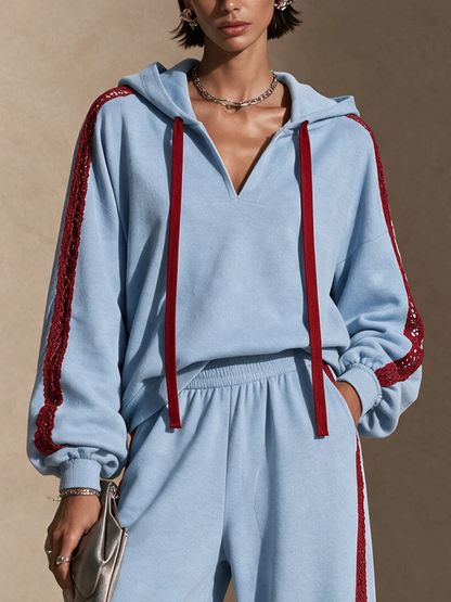 Conjunto de dos piezas azul claro: sudadera con capucha y pantalón de pierna ancha con ribete de encaje rojo