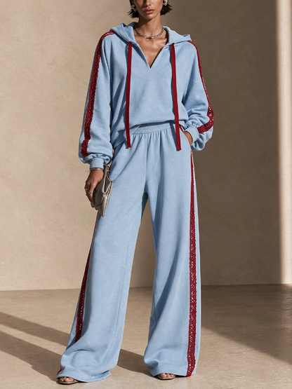 Conjunto de dos piezas azul claro: sudadera con capucha y pantalón de pierna ancha con ribete de encaje rojo