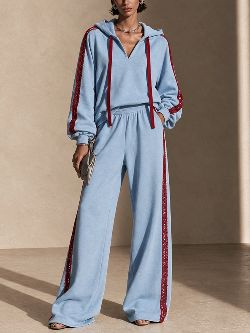 Conjunto de dos piezas azul claro: sudadera con capucha y pantalón de pierna ancha con ribete de encaje rojo