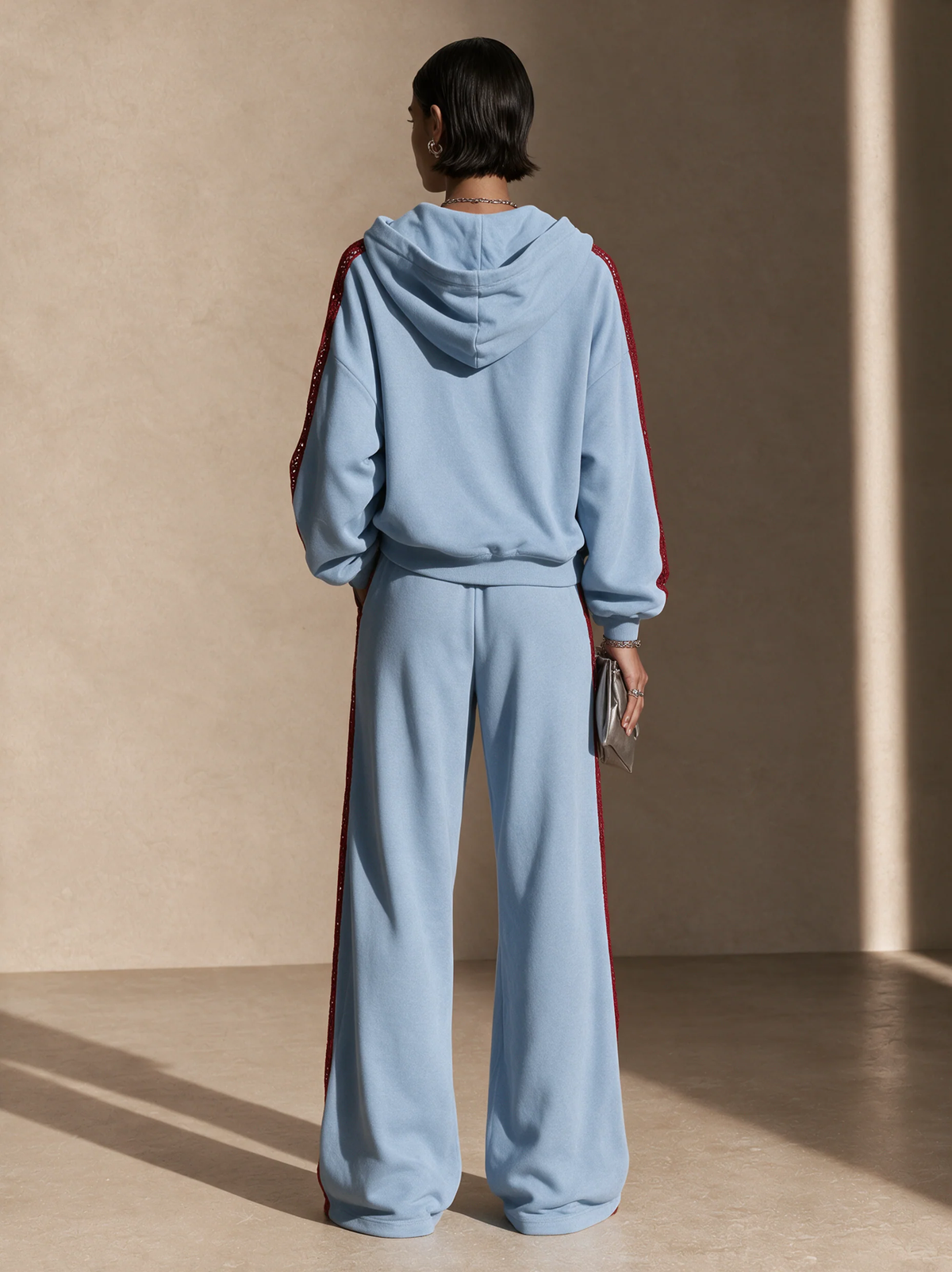 Conjunto de dos piezas azul claro: sudadera con capucha y pantalón de pierna ancha con ribete de encaje rojo