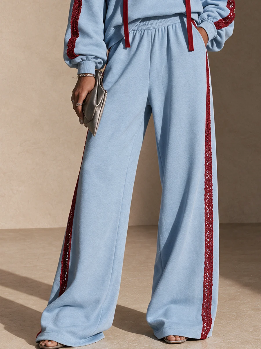 Conjunto de dos piezas azul claro: sudadera con capucha y pantalón de pierna ancha con ribete de encaje rojo
