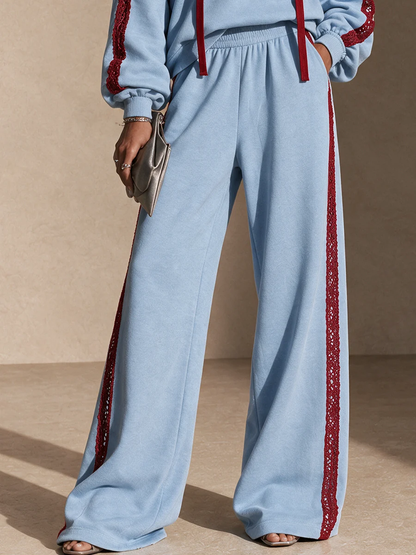 Conjunto de dos piezas azul claro: sudadera con capucha y pantalón de pierna ancha con ribete de encaje rojo