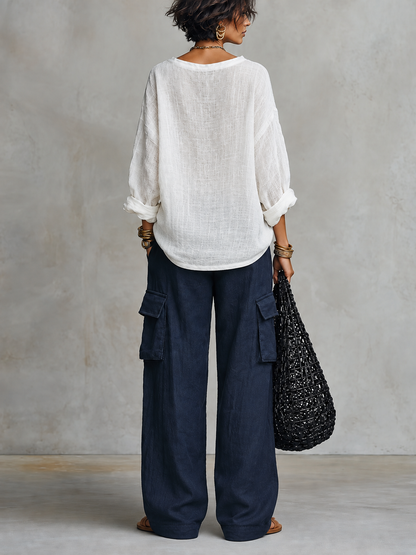 Conjunto de dos piezas: blusa blanca de lino con cuello en V y pantalón ancho azul marino