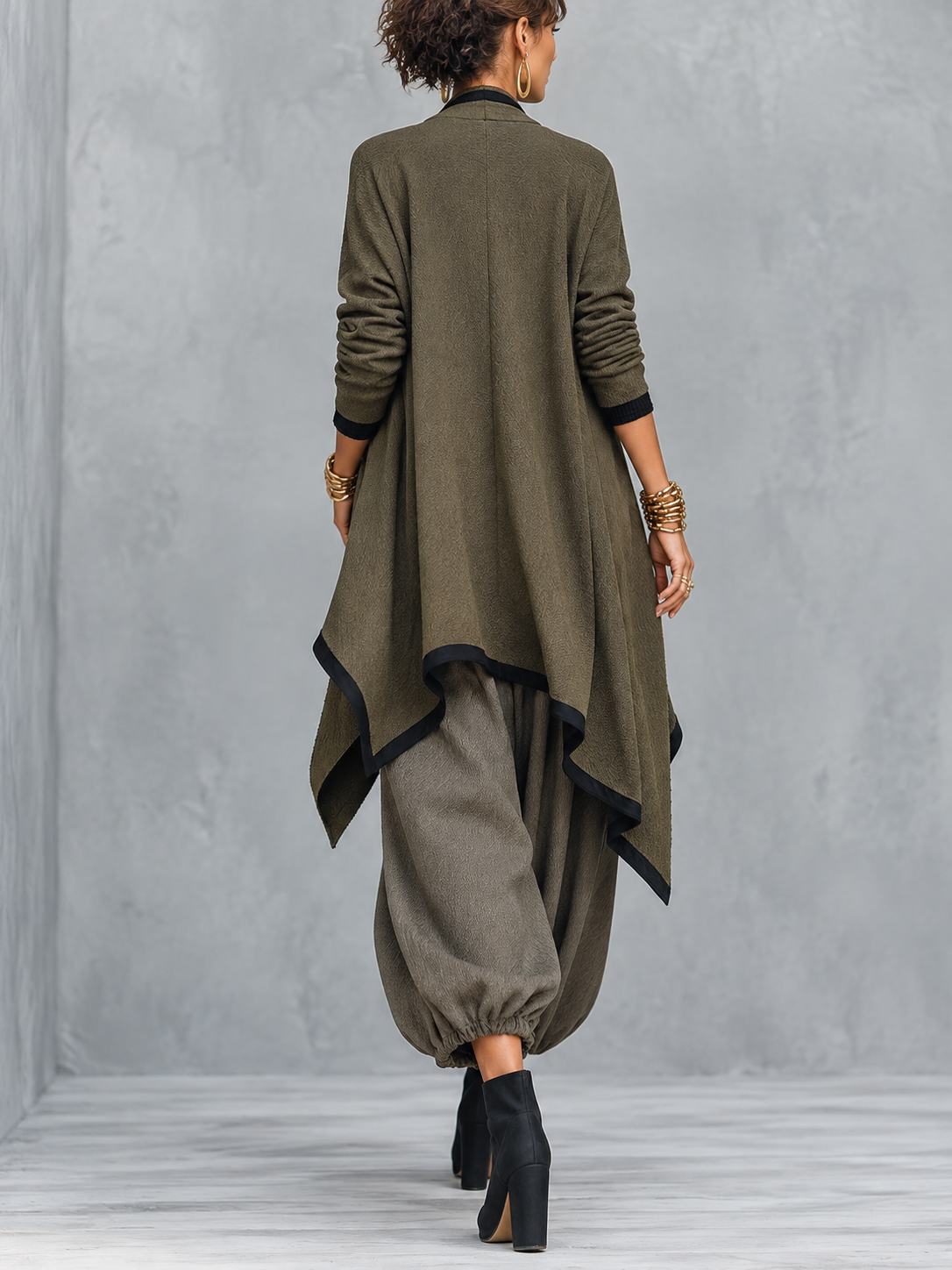 Conjunto de tres piezas verde oliva: cárdigan asimétrico, top y pantalón farol