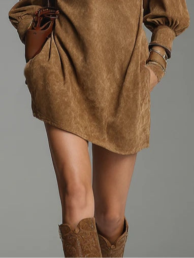 Minivestido holgado marrón de antelina con cuello alto y cremallera