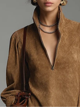 Minivestido holgado marrón de antelina con cuello alto y cremallera