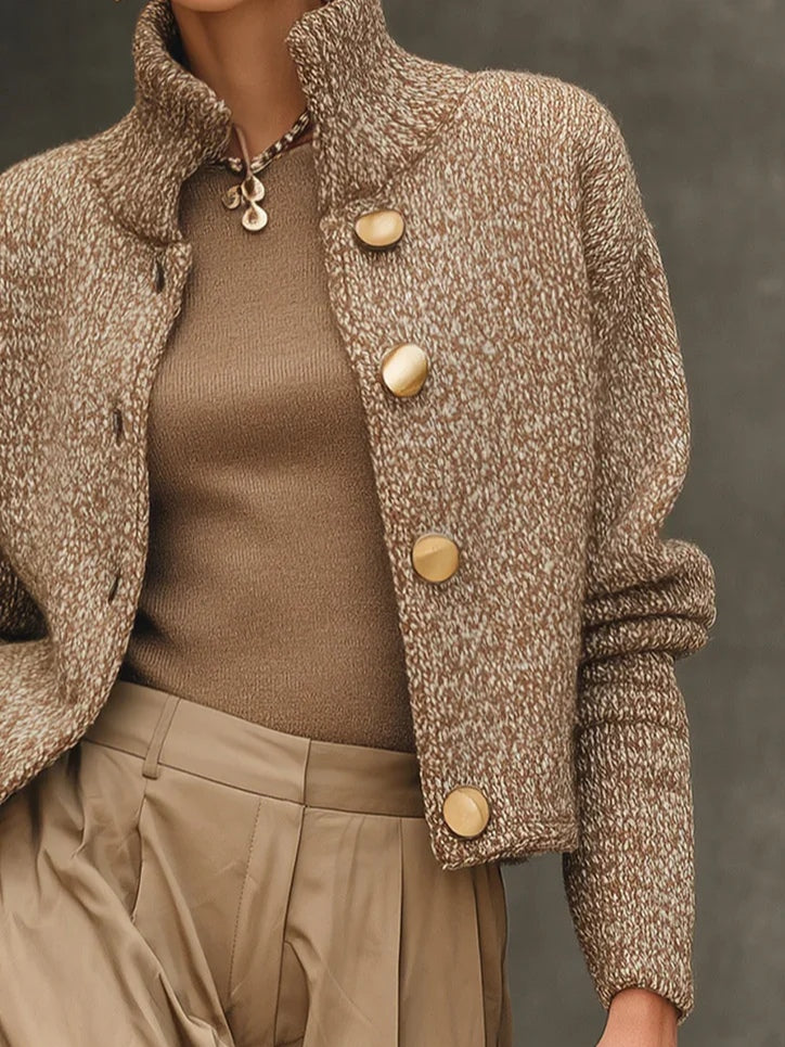 Cárdigan camel de cuello alto con botones