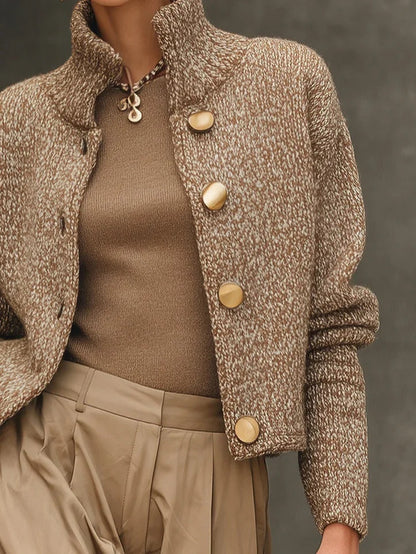 Cárdigan camel de cuello alto con botones