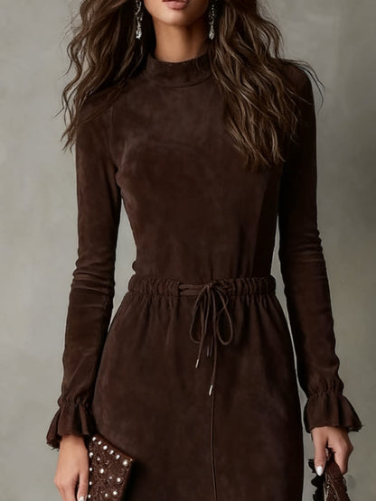 Elegante vestido midi asimétrico de antelina marrón oscuro con cordón