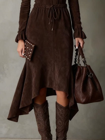 Elegante vestido midi asimétrico de antelina marrón oscuro con cordón
