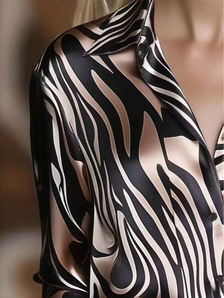 Elegante camisa de satén con cuello y estampado de cebra