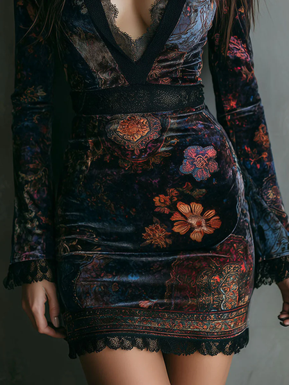 Minivestido ajustado de terciopelo con estampado floral, cuello en V y ribete de encaje