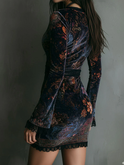 Minivestido ajustado de terciopelo con estampado floral, cuello en V y ribete de encaje