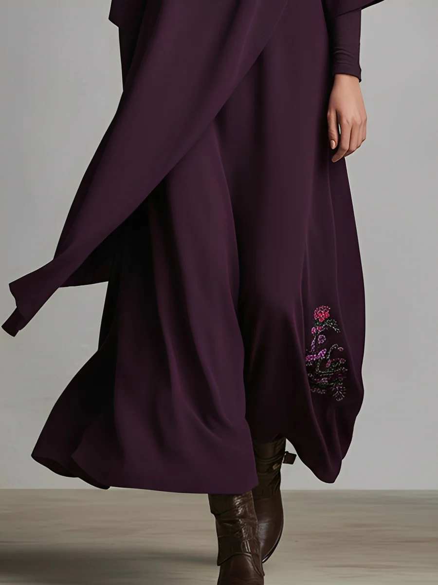 Vestido largo morado oscuro de cuello alto, bordado, asimétrico y plisado