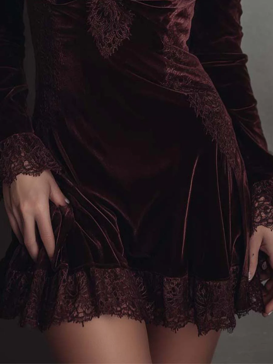 Minivestido de terciopelo burdeos con cuello en V y ribete de encaje