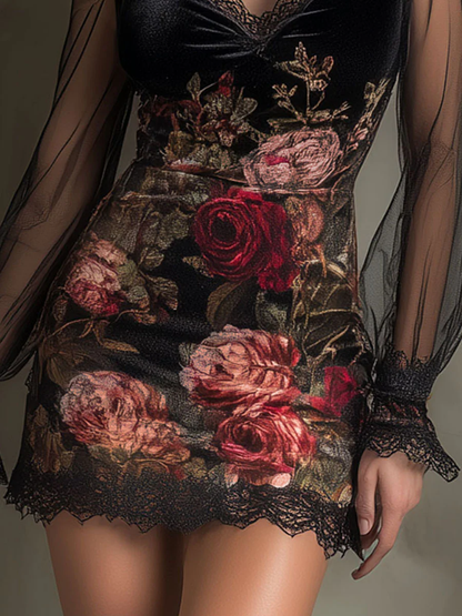 Minivestido de terciopelo con estampado de rosas, tul y ribete de encaje