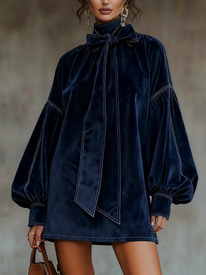 Minivestido de terciopelo azul oscuro con lazo y manga farol