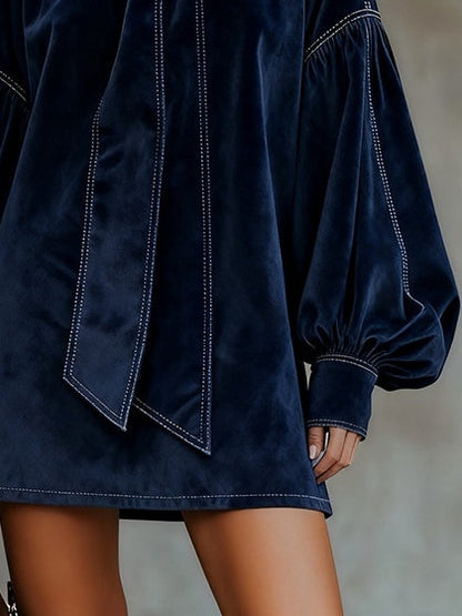 Minivestido de terciopelo azul oscuro con lazo y manga farol