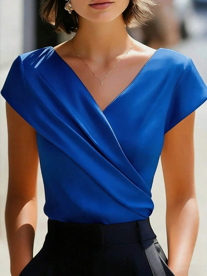 Elegante camisa cruzada de satén de manga corta con cuello en V
