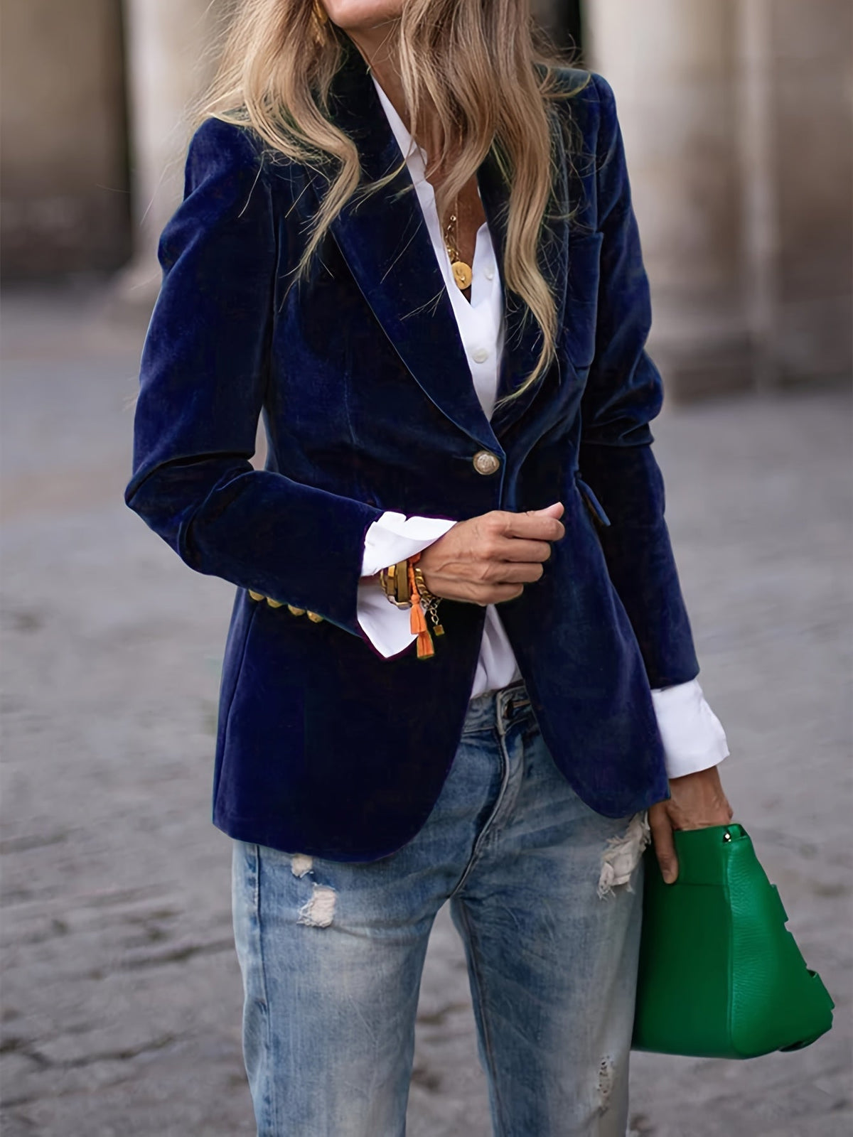 Blazer elegante de terciopelo entallado con bolsillos simulados