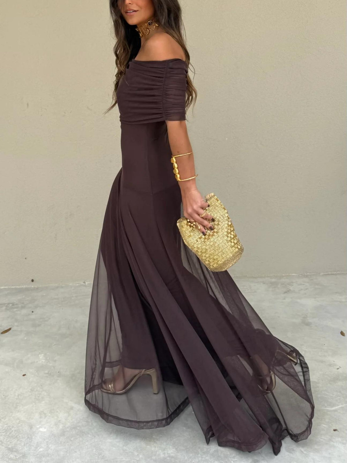 Vestido largo marrón de malla de un solo hombro