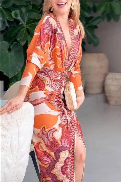 Vestido midi estampado de manga larga murciélago, fruncido y con abertura