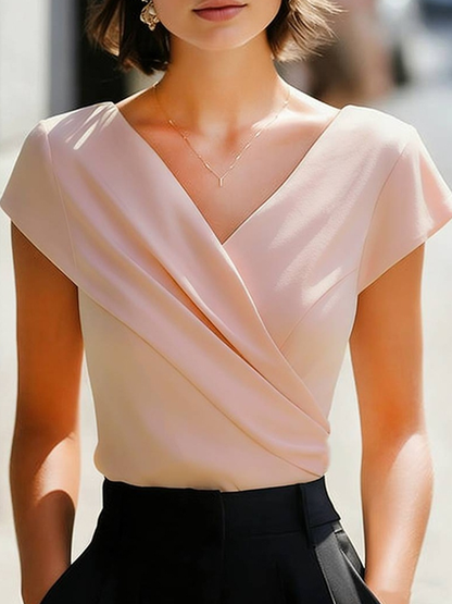 Elegante camisa cruzada de satén de manga corta con cuello en V