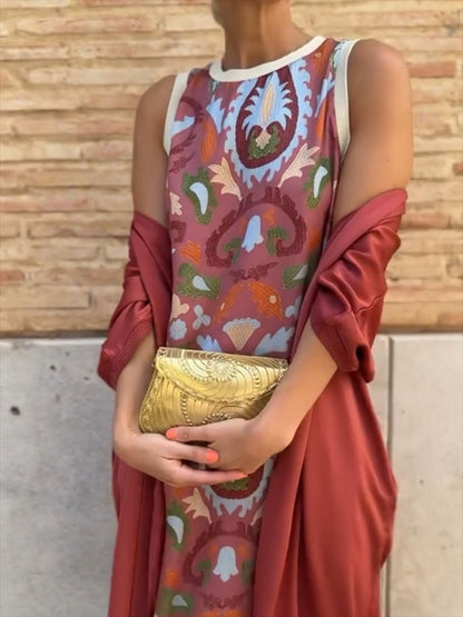 Elegante vestido estampado de dos piezas con capa
