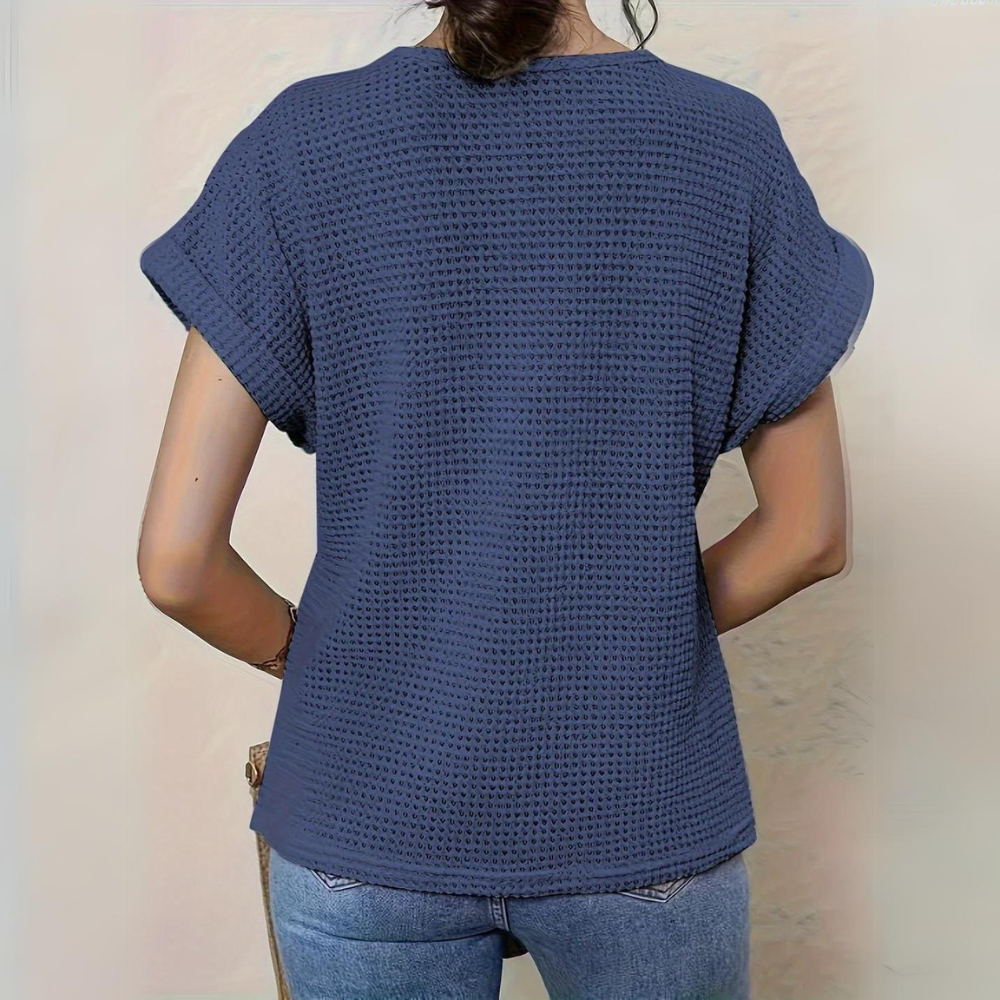 Elegante top de manga corta con encaje calado