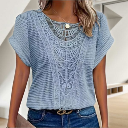 Elegante top de manga corta con encaje calado