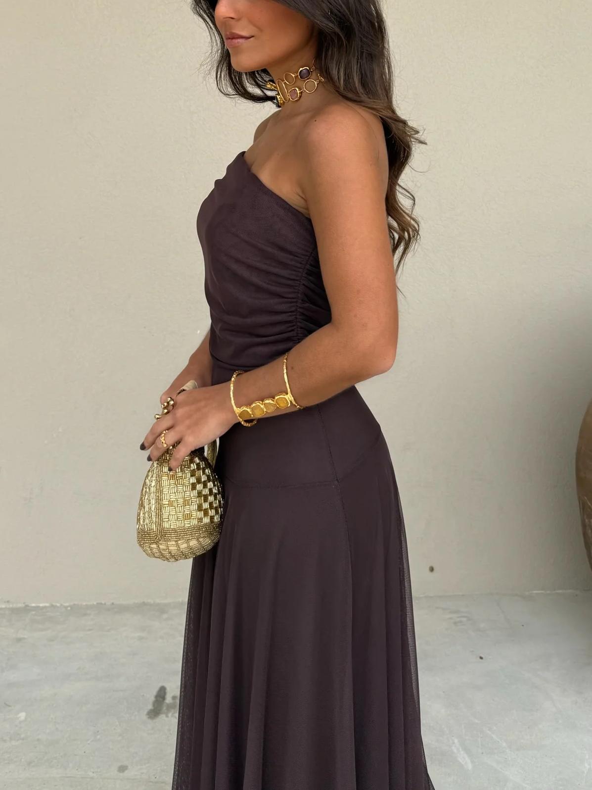 Vestido largo marrón de malla de un solo hombro