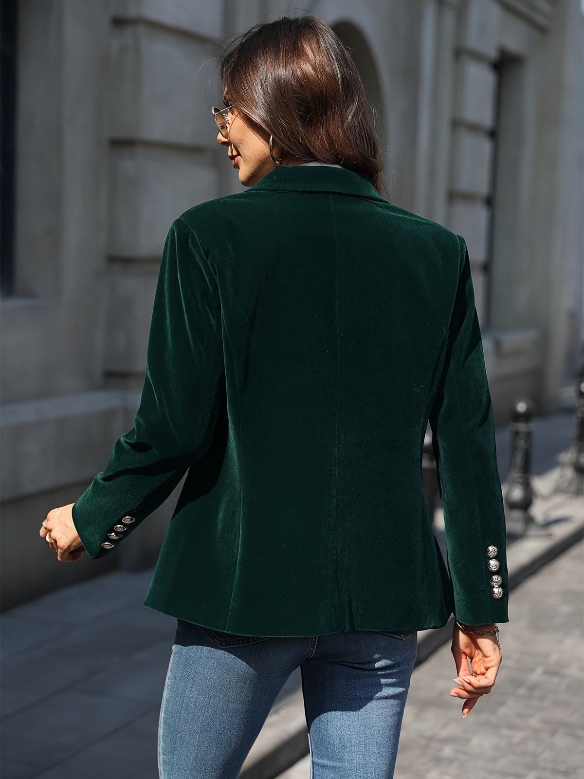 Blazer elegante de terciopelo entallado con bolsillos simulados