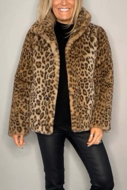 Abrigo de largo medio de pelo sintético con estampado de leopardo y solapa