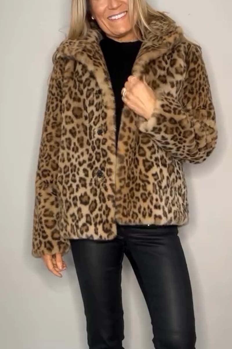 Abrigo de largo medio de pelo sintético con estampado de leopardo y solapa